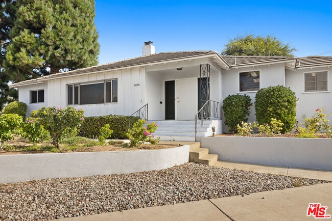8136 Loyola Blvd in Los Angeles, CA - Building Photo - Building Photo