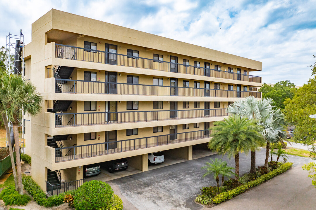 Green Dolphin Park in Tarpon Springs, FL - Foto de edificio