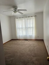 2108 Oakbrook Dr in Belvidere, IL - Building Photo - Building Photo