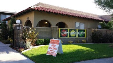 Casa de Mesa Apartments in Anaheim, CA - Foto de edificio - Building Photo