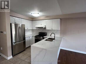 7315 Lowville Heights in Mississauga, ON - Building Photo - Building Photo