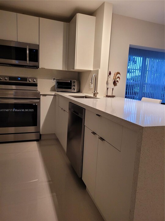 8101 SW 24th Ct in Davie, FL - Foto de edificio