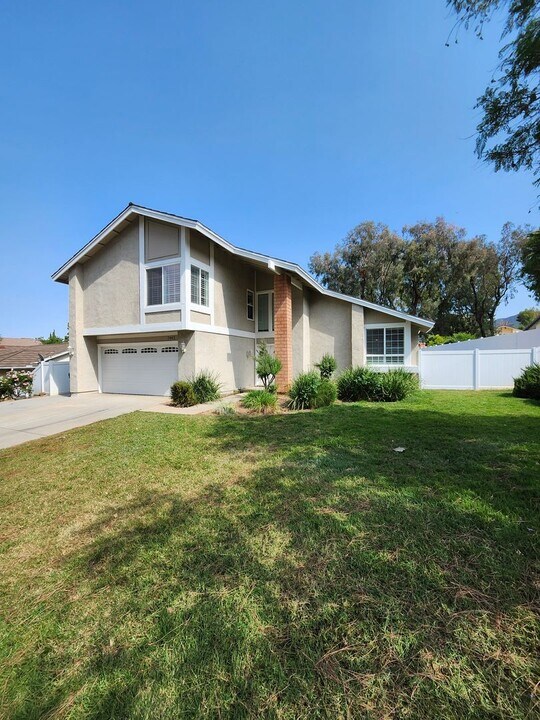 2443 Antelope Dr in Corona, CA - Building Photo