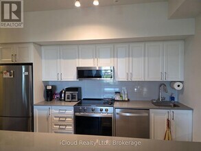 1063 Douglas McCurdy Cmn in Mississauga, ON - Building Photo - Building Photo