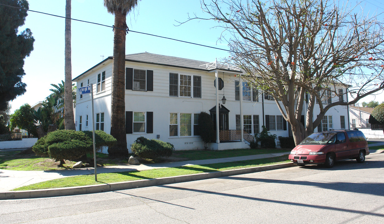 10710 Collins St in North Hollywood, CA - Building Photo