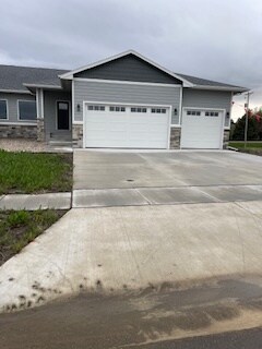 111 Mydland Dr in Harrisburg, SD - Building Photo