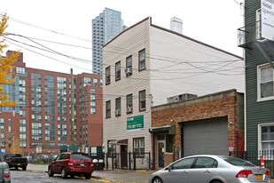 543 47th Ave in Long Island City, NY - Building Photo