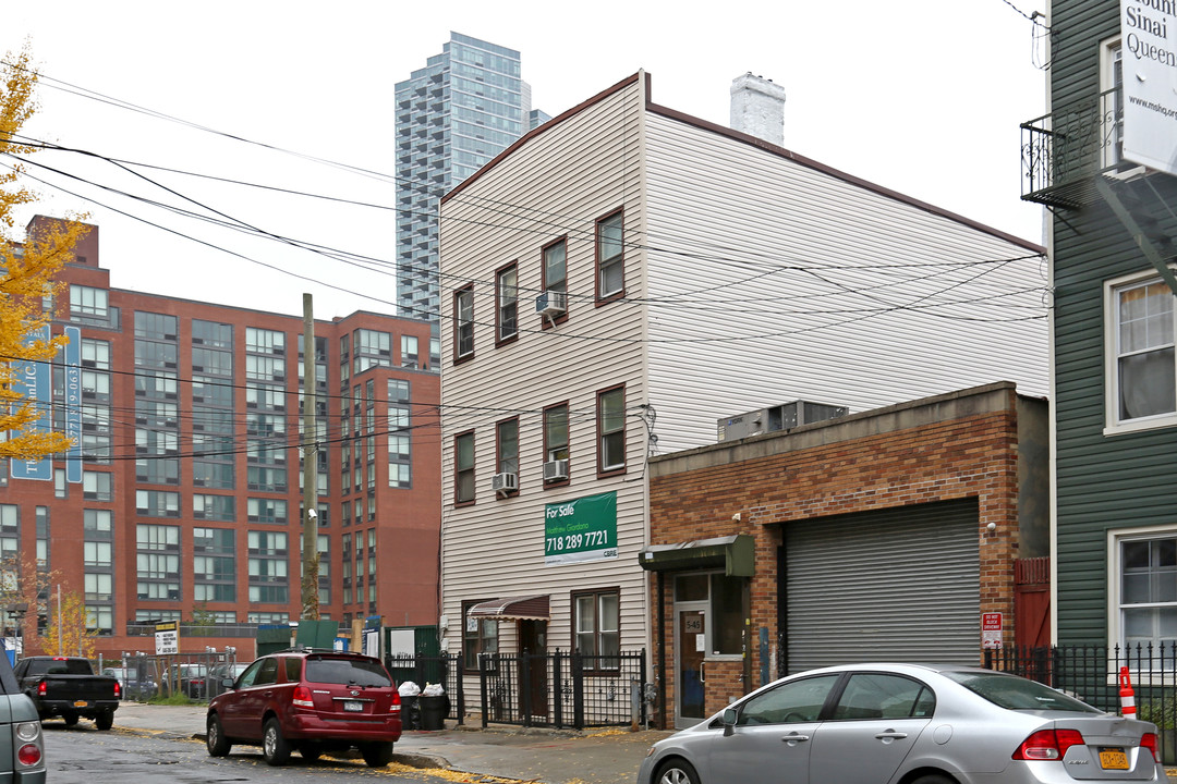 543 47th Ave in Long Island City, NY - Foto de edificio