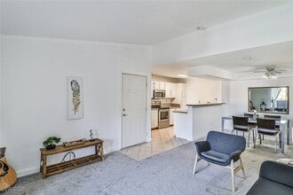 5055 W Hacienda Ave in Las Vegas, NV - Foto de edificio - Building Photo