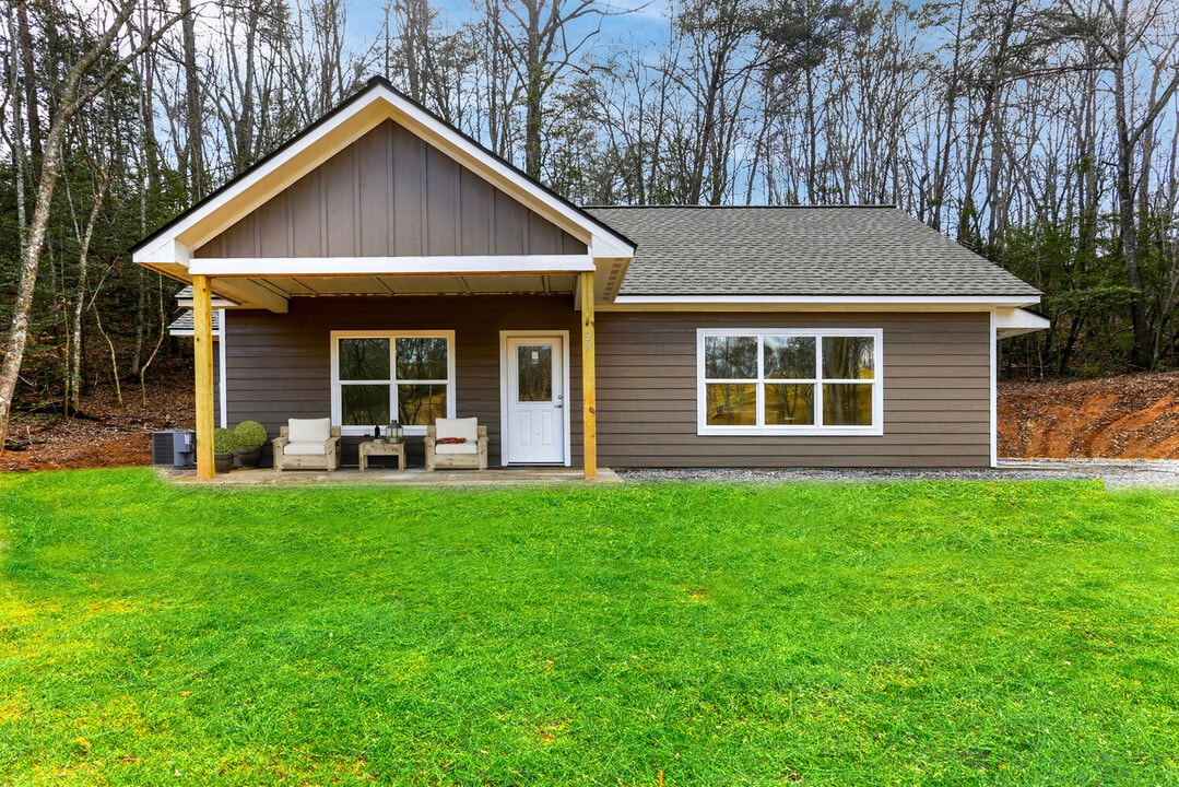 248 Avery Scroggs Rd in Hayesville, NC - Building Photo