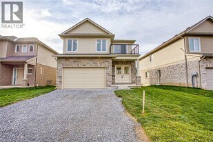 26 Willson Dr in Thorold, ON - Building Photo