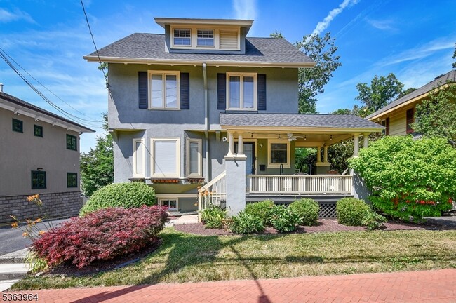 property at 8 Inwood Pl