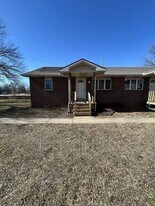 401 E Adams St in Pittsburg, KS - Building Photo