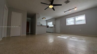 200 SE 3rd St, Unit 1 in Dania Beach, FL - Building Photo - Building Photo