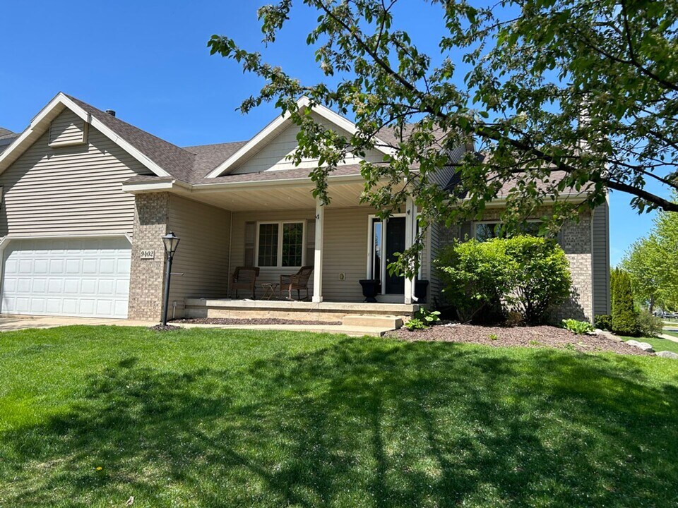 9402 Eagle Nest Ln in Middleton, WI - Building Photo