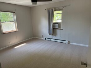 2317 Monroe Ave, Unit 1 in Cincinnati, OH - Foto de edificio - Building Photo