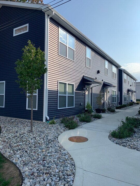 6708 Old Trail Rd in Fort Wayne, IN - Foto de edificio