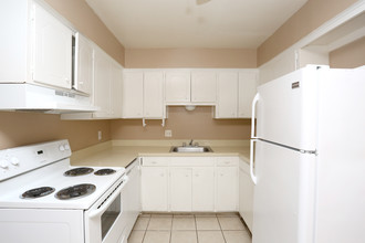 Newport Granada Apartments in Oklahoma City, OK - Building Photo - Interior Photo