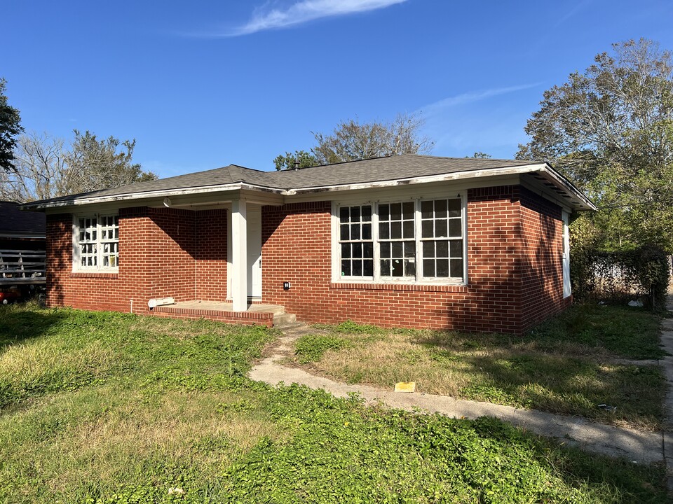 2106 Oaklawn Dr in La Marque, TX - Building Photo