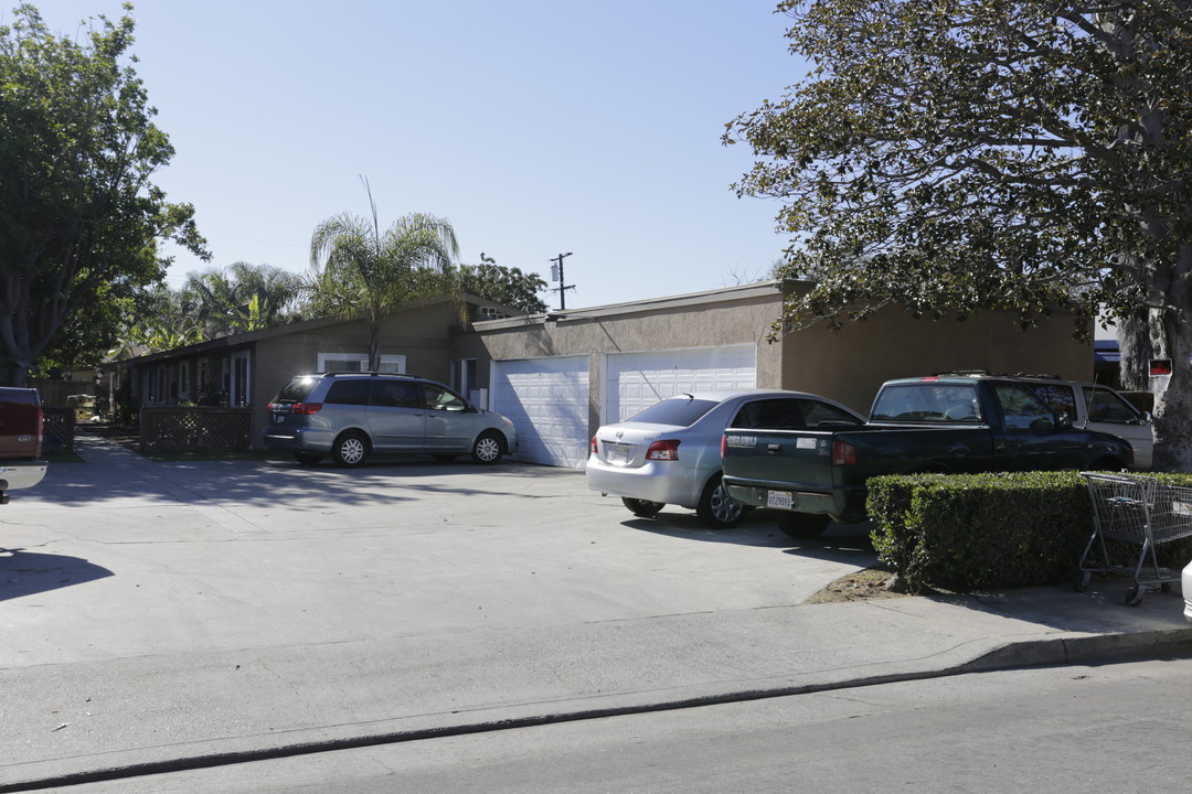 Newman Court Apartments in Huntington Beach, CA - Foto de edificio