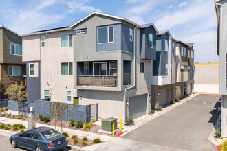 Townhomes At Lacy Crossing in Santa Ana, CA - Building Photo - Building Photo