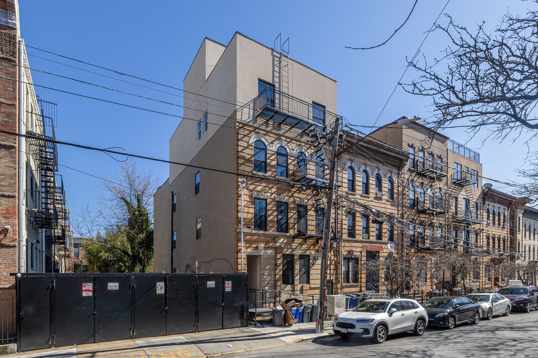 418 Suydam St in Brooklyn, NY - Building Photo