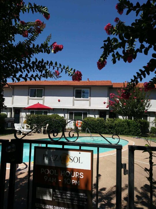 Plaza Del Sol Town Homes in Sonoma, CA - Foto de edificio
