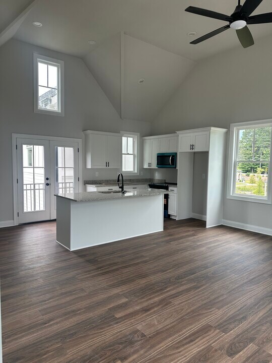 938 Hilltop Park Ct, Unit Upstairs Garage in Dacula, GA - Building Photo