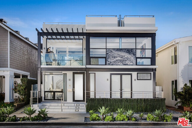 2105 E Balboa Blvd in Newport Beach, CA - Building Photo - Building Photo