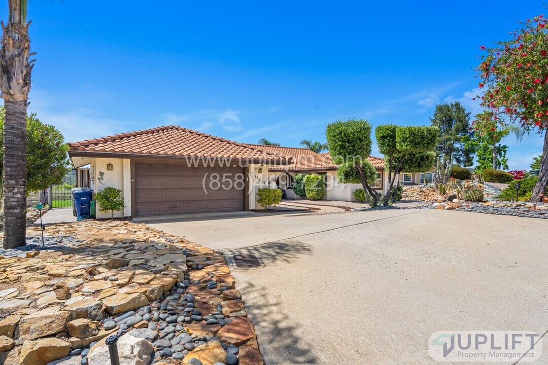 16213 Daza Dr in Ramona, CA - Building Photo