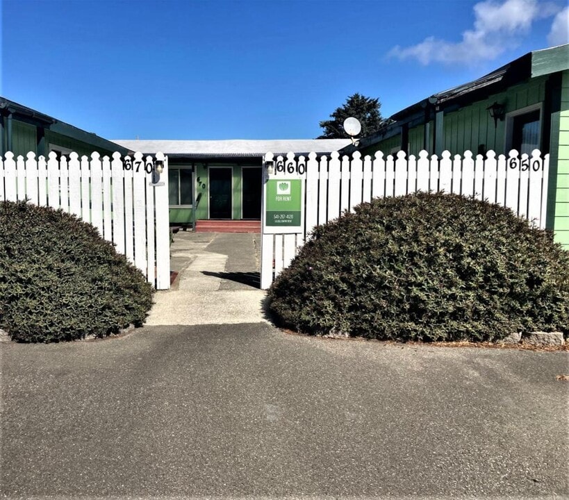 670 8th St SW in Bandon, OR - Building Photo