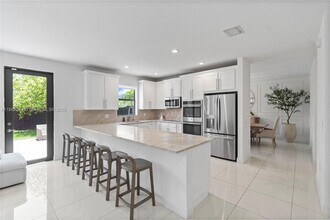 9974 NW 86th Ter in Doral, FL - Building Photo - Building Photo