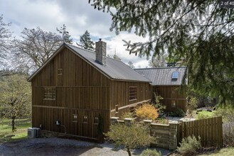 85 Scott Hill Dr in Eastsound, WA - Building Photo - Building Photo