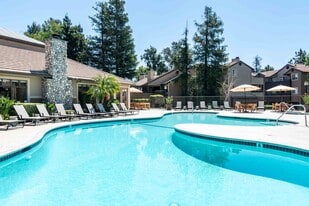 Creekside Alta Loma in Rancho Cucamonga, CA - Building Photo