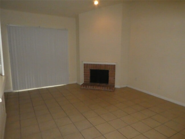 16111 Aspenglen Dr in Houston, TX - Building Photo - Building Photo