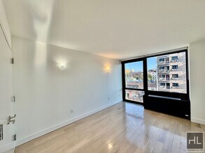 Rent stabilized 1 bedroom spanning 725 sq in Queens, NY - Building Photo - Building Photo
