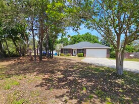 7318 E Bay Blvd in Navarre, FL - Building Photo