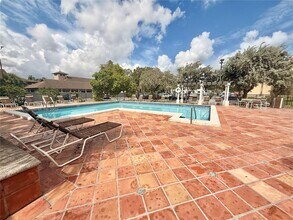 10431 N Kendall Dr in Miami, FL - Building Photo - Building Photo