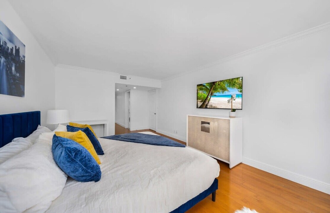 1717 N Bayshore Dr in Miami, FL - Building Photo