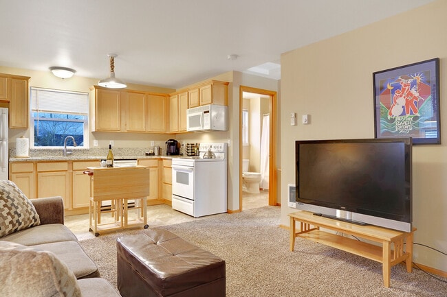 731 Elm St SW, Unit Upstairs Apartment in Albany, OR - Building Photo - Building Photo