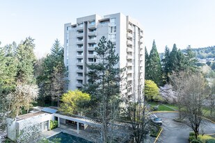 Halifax Towers in Burnaby, BC - Building Photo