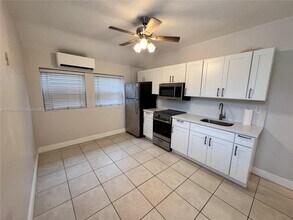 1555 Harrison St in Hollywood, FL - Building Photo - Building Photo