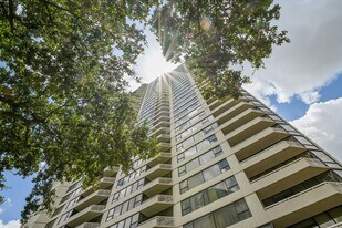 15 Greenway Plz in Houston, TX - Building Photo