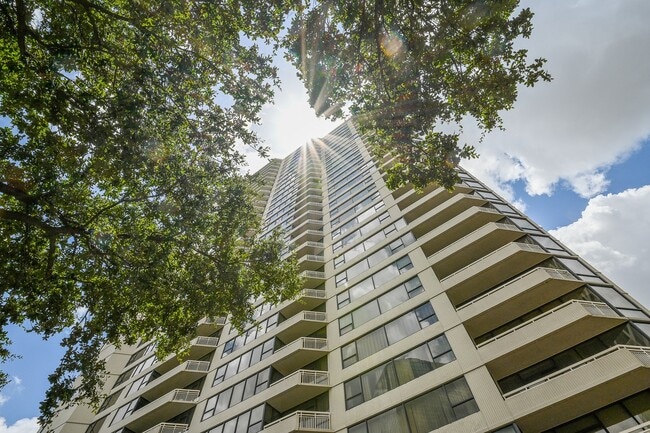 15 Greenway Plz in Houston, TX - Building Photo - Building Photo