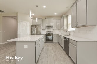 921 Carmillion Ct in Groveland, FL - Foto de edificio - Building Photo