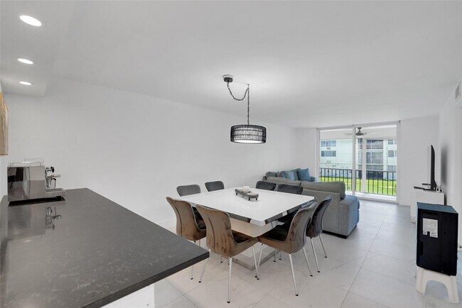 8911 S Hollybrook Blvd in Pembroke Pines, FL - Building Photo - Building Photo