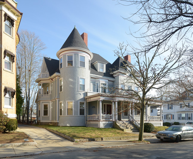 140 Cottage St in New Bedford, MA - Building Photo - Building Photo