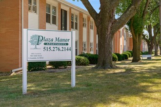 Plaza Manor in Urbandale, IA - Foto de edificio - Building Photo