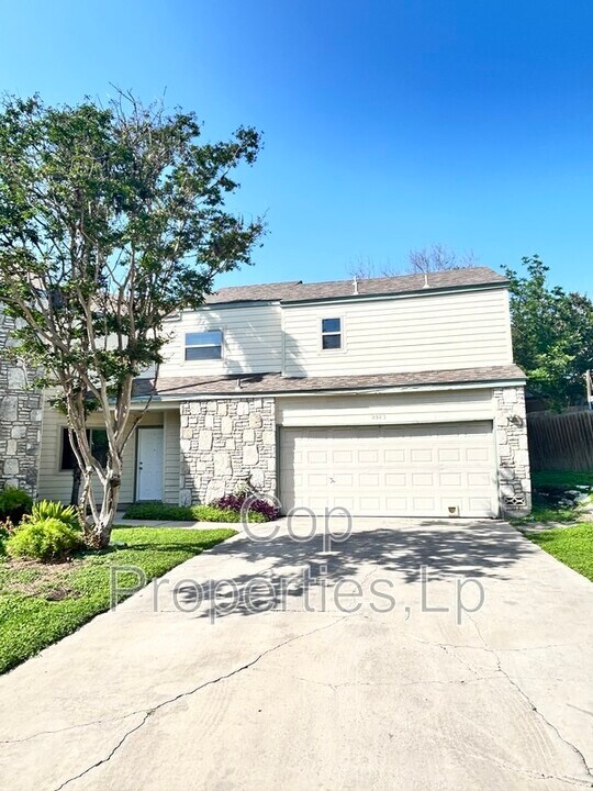 8573 Echo Creek Ln in San Antonio, TX - Building Photo