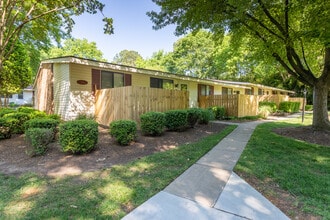 Amber Ridge Apartments ~ Boutique Cottage Style Living Meets Hassle Free Leasing in Richmond, VA - Foto de edificio - Building Photo
